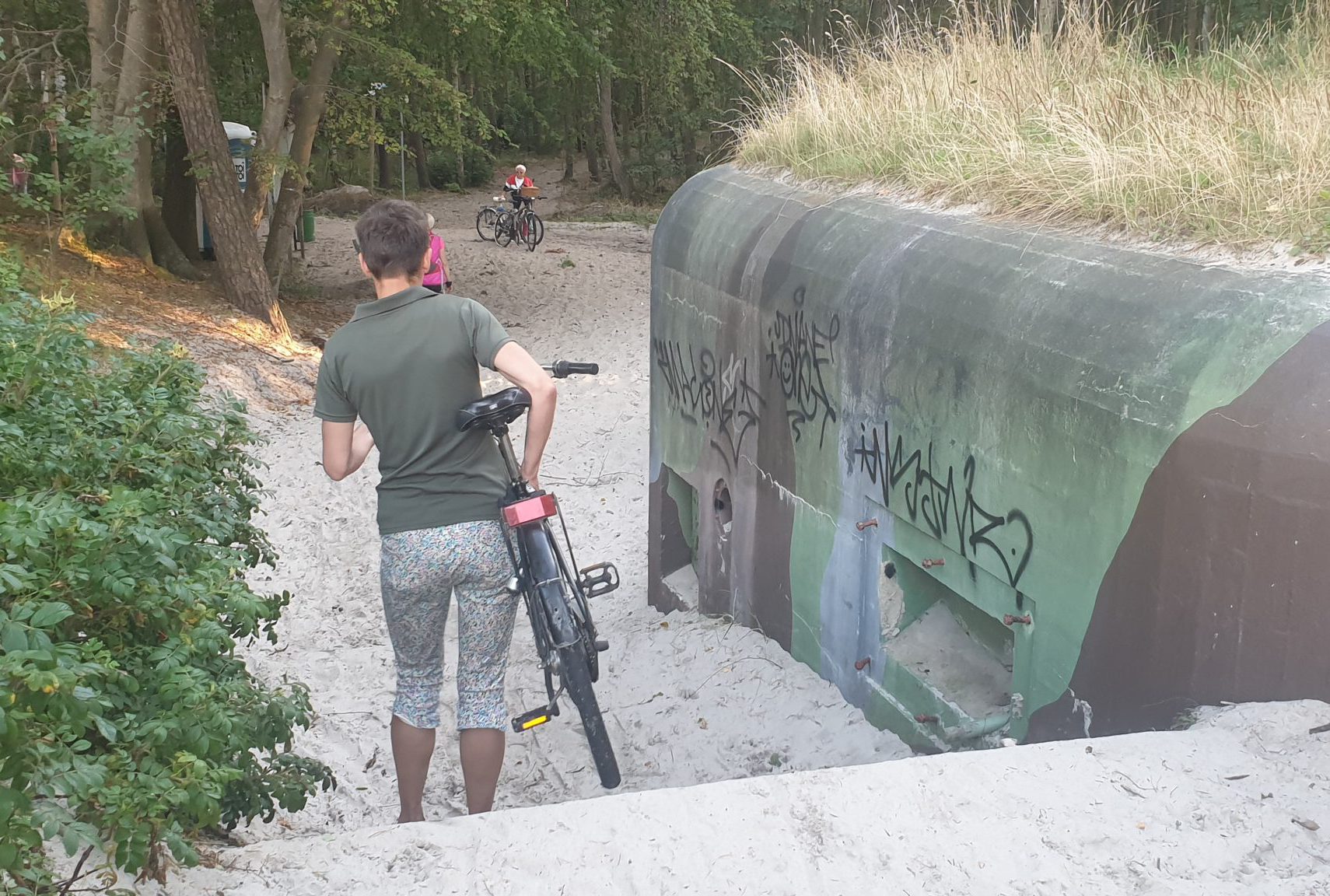 Auf der Strandseite von Hel stehen bunt bemalte Bunker in Polen