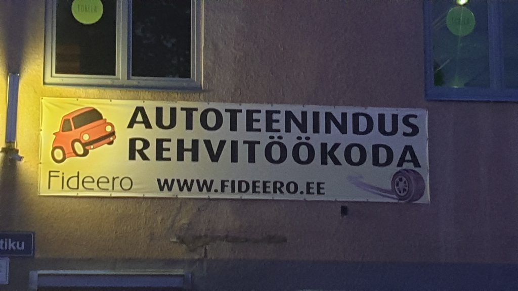 Schild am Autohaus in estnischer Sprache autoteenindus rehvitöökoda