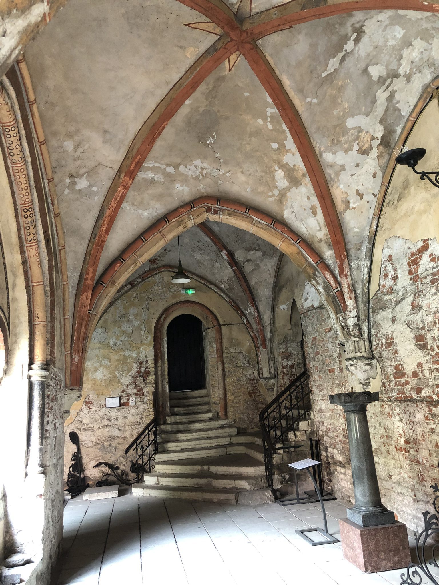 Kreuzgewölbegang im Kloster des Domes von Riga