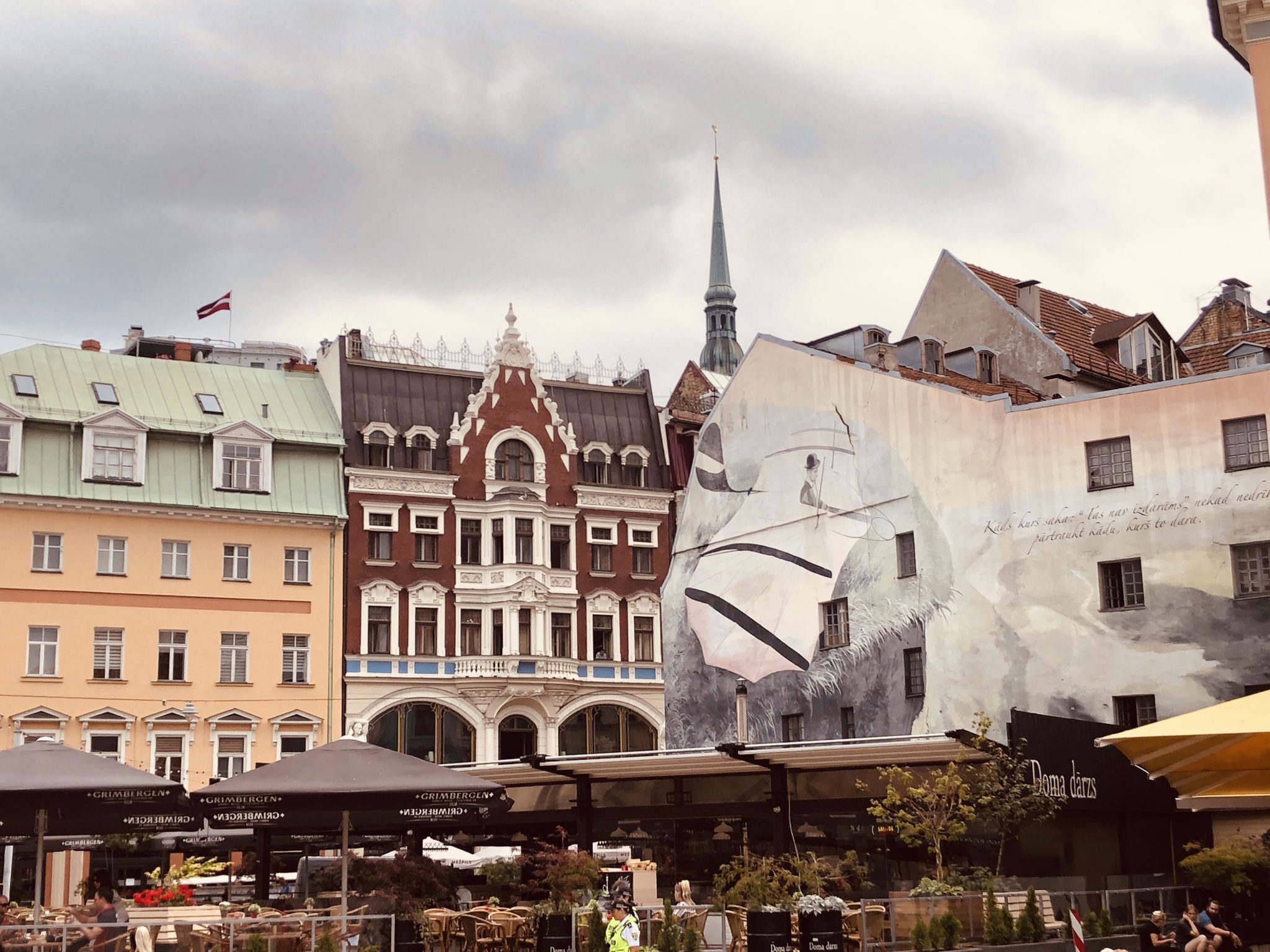 Häuserzeile mit Graffiti in Rigas Altstadt