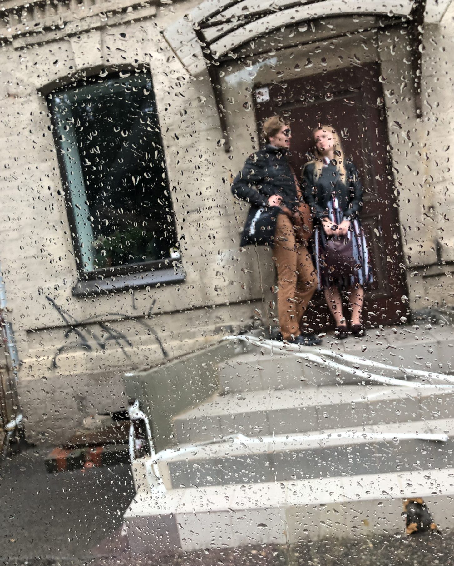 Ein Pärchen steht in Riga im Regen