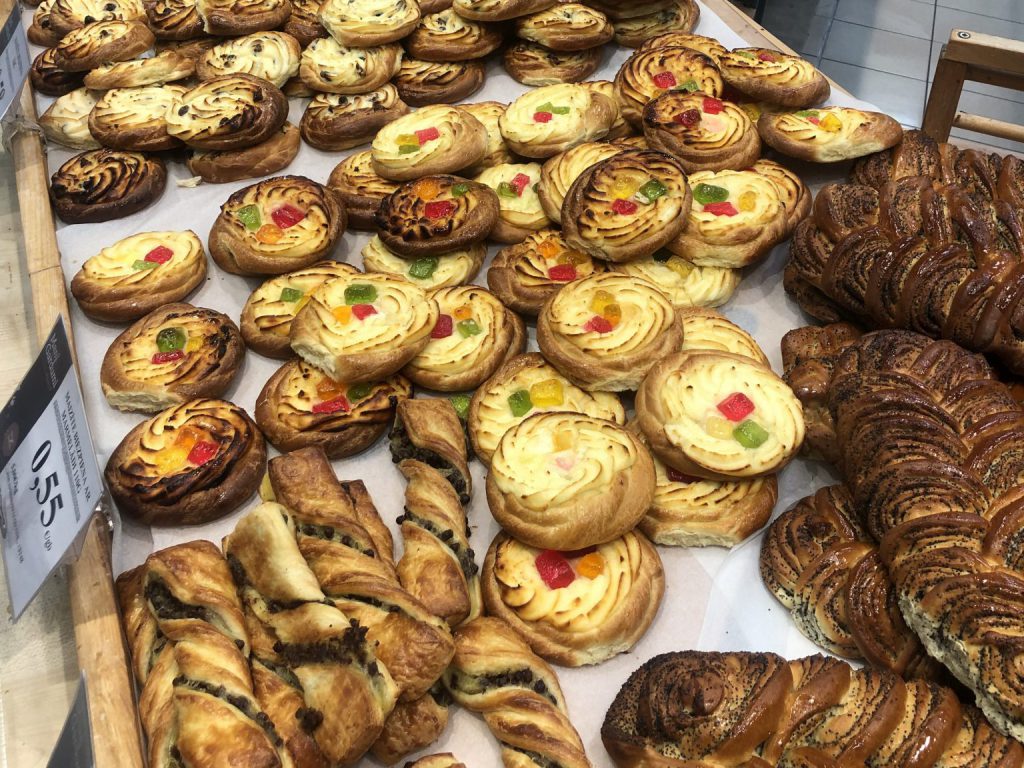 Süßgeback und Croissants im Supermarkt Coop in Estland