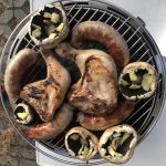 Litauische Hühnchen, Bratwürste und Pilze auf dem Grill