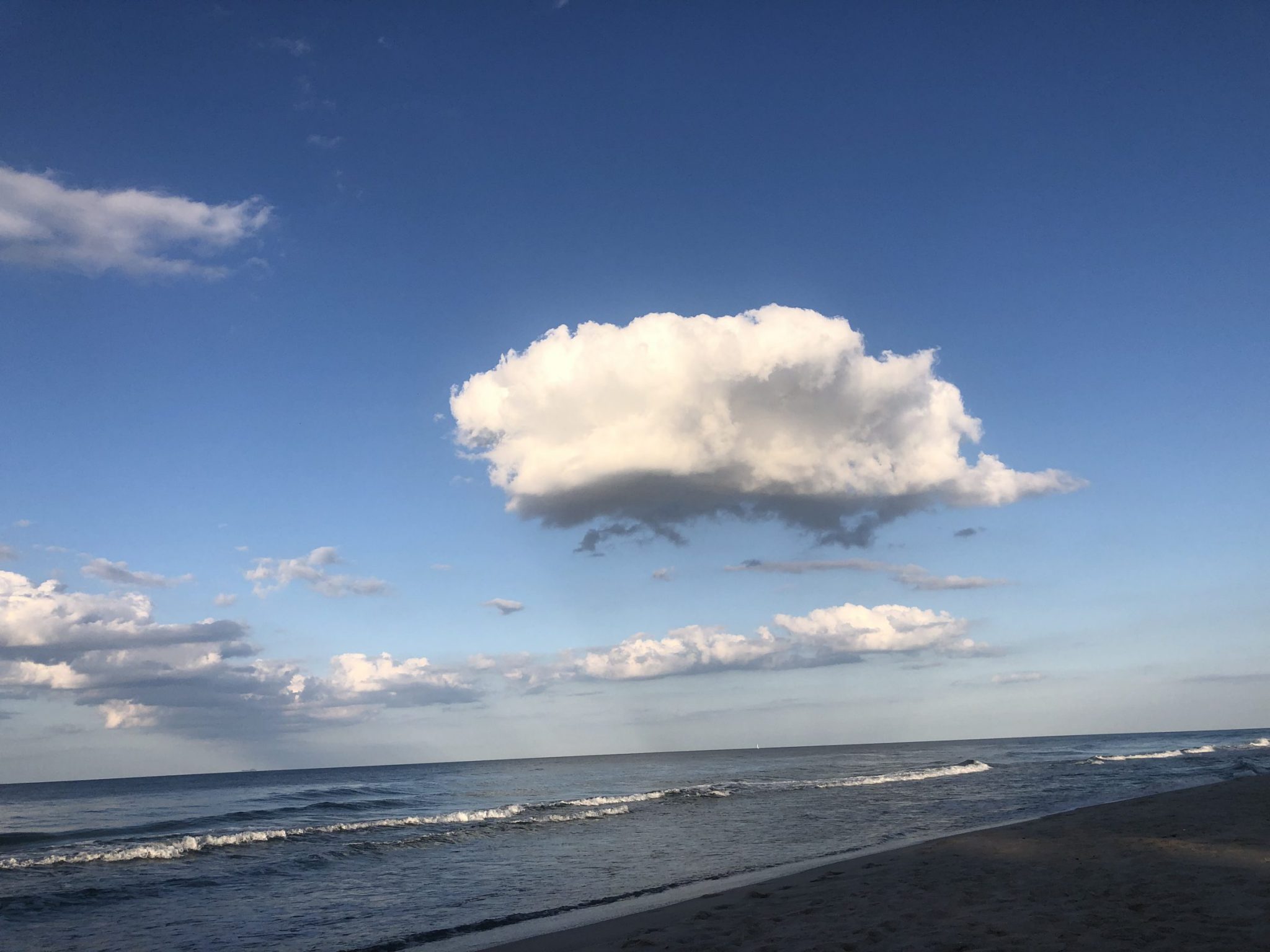 Wolken am Himmel über dem Meer am Strand in Hel
