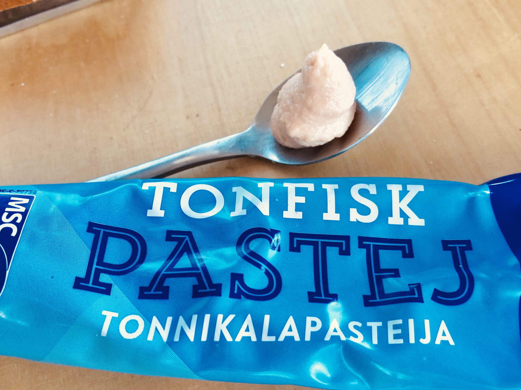 Tonfisk Pastej Tube mit Thunfischpaste in Estland in allen Supermärkten erhältlich