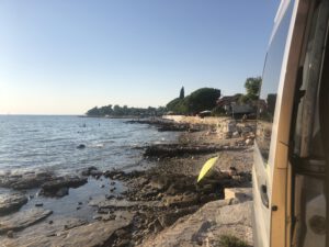 Badestelle mit Betonplatten am Strand in Istrien