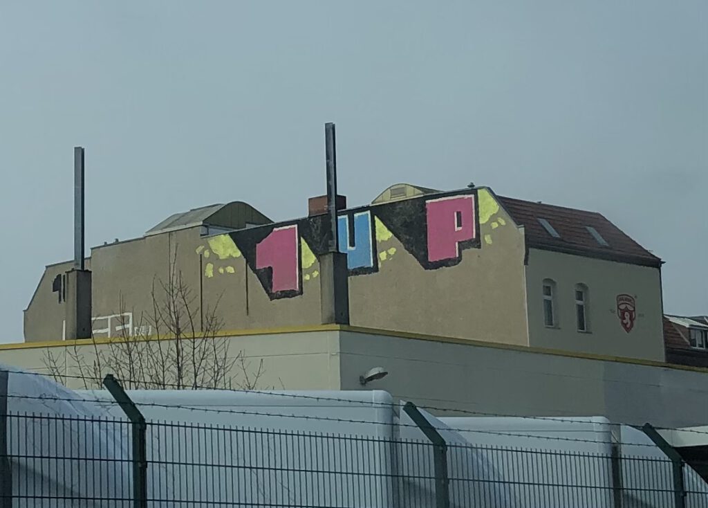 Brandmauer mit graffitti an der berliner Stadtautobahn