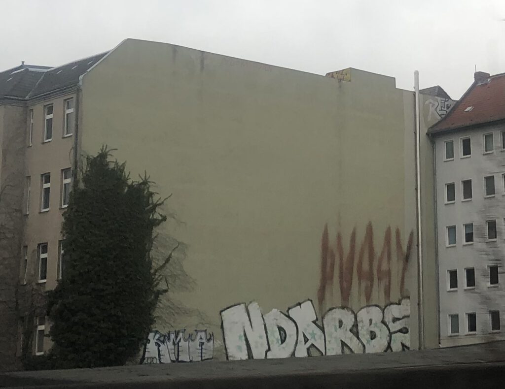 Brandmauer mit graffitti an der in Berlin