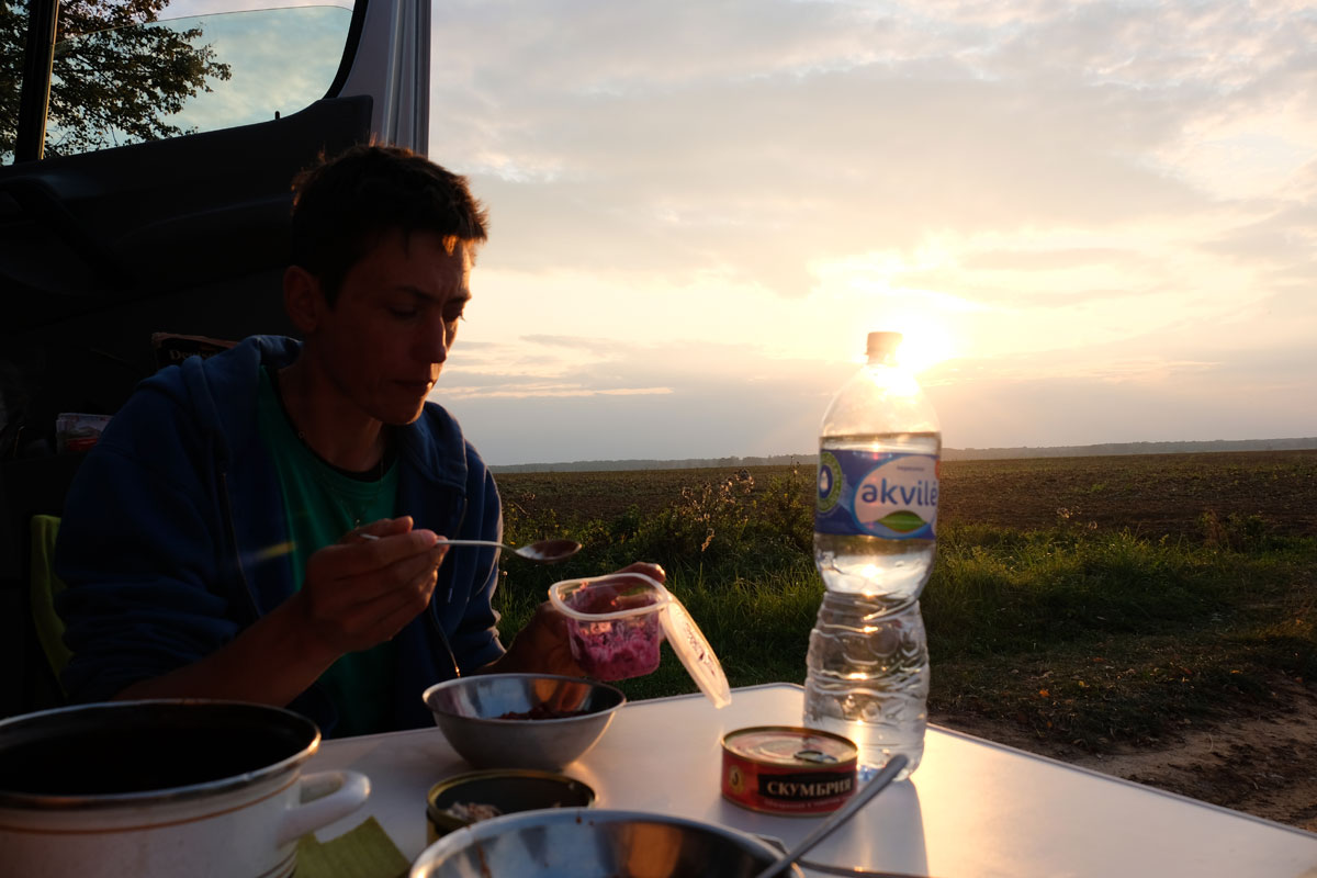 In Lettland beim Abendessen vor dem Wohnmobil in der Nähe der russischen Grenze