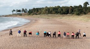 Strandgymnastik in Liepaja an der Seebrücke Ziemelu mols