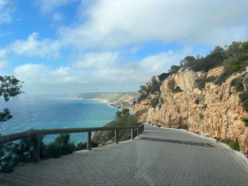 Straße die zum Meer führt auf Mallorca